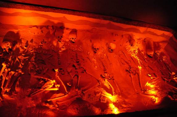 Pessoas sacrificadas em honra à Pirâmide do Sol em Teotihuacán, ao norte da Cidade do México